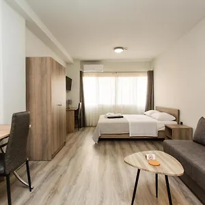 Apartman John, Szaloniki